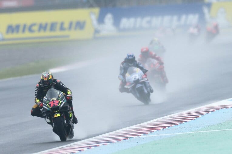 雨のアルゼンチンGP決勝レースで、ベツェッキは独走となる強さを発揮してMotoGP初優勝を遂げた　©Satoshi Endo