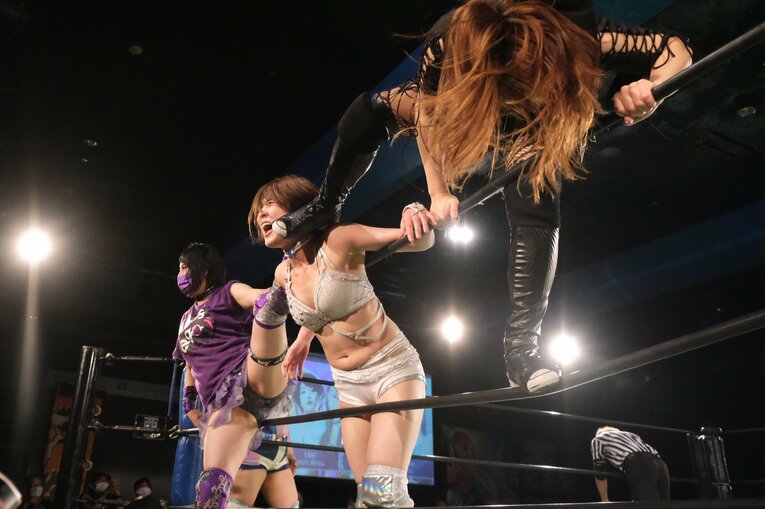 なぜかセコンドの真琴にも捕まった安納。“受けっぷり”も魅力になるタイプだ