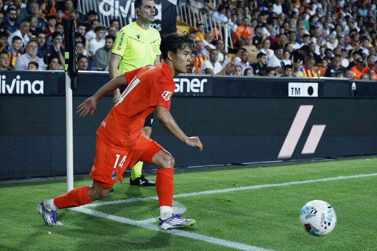 「僕はどうなるか分からないんですけど」久保建英がスペイン強豪“移籍の噂”にポツリ「街中は酷暑45度」開幕戦ゴール後に見え隠れした気持ち(14)