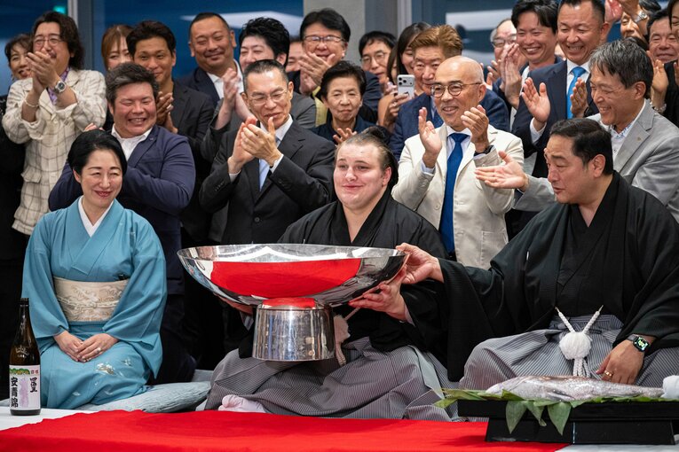 日々の稽古やトレーニングをこなし、見事名古屋場所優勝を果たした安青錦(中央)と安治川親方（右）　©Takuya Sugiyama