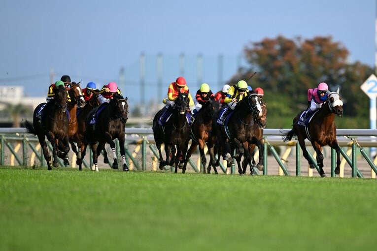 先頭に躍り出たマスカレードボール　©Keiji Ishikawa
