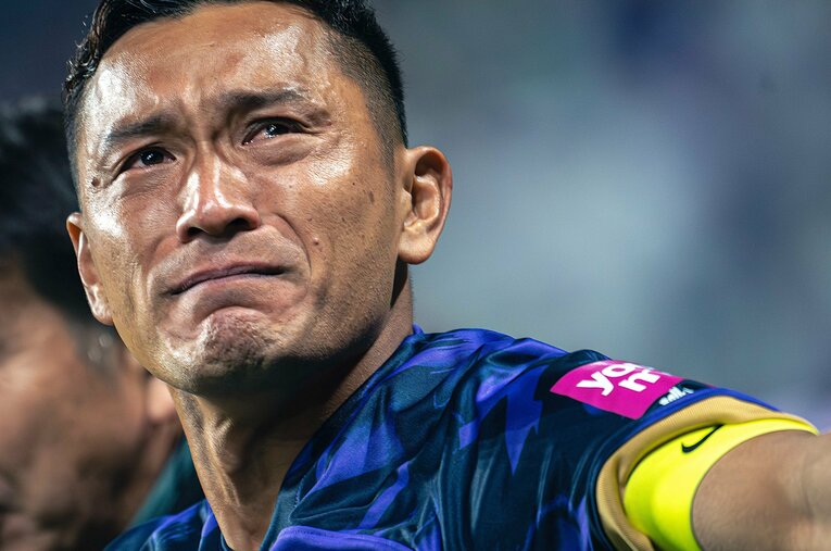 キャプテンを引き継ぎ、ふたりで幾度もゴールを決めた青山の現役引退に、佐藤が熱い言葉を贈った ／ photograph by Takuya Sugiyama