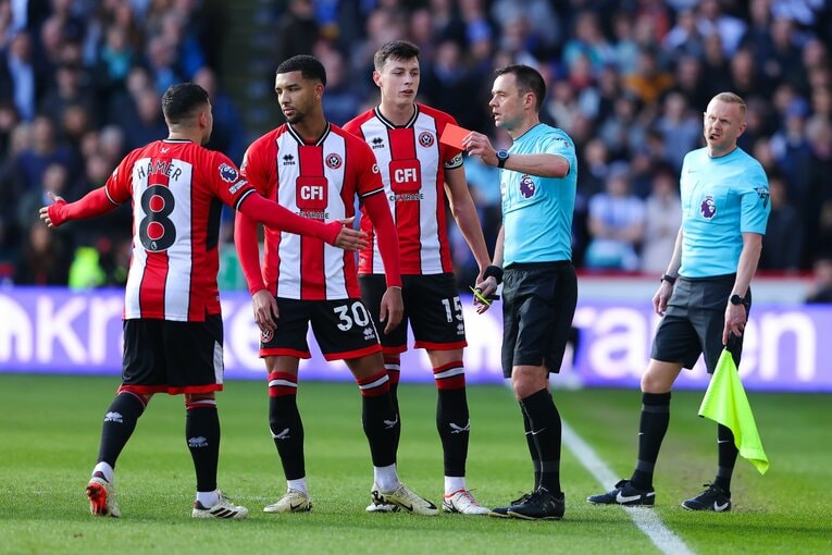 一発レッドで不服そうにピッチを去るホルゲイト【10枚目／全12枚】　©Getty Images