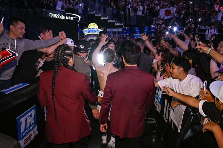 観客たちの声援に応えながら会場を後にする井上尚弥　©︎Hiroaki Finito Yamaguchi