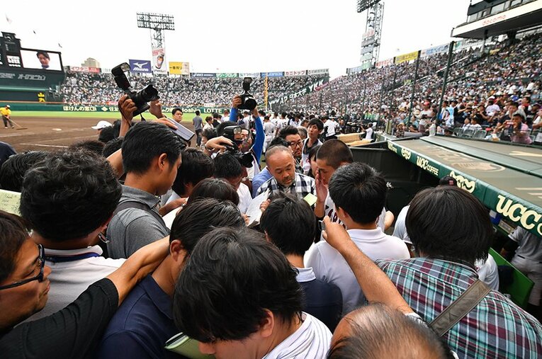 大観衆とメディアが詰めかける夏の甲子園。イタリアの育成年代の野球指導者にとって、理解の範囲外だらけのようだ ／ photograph by Hideki Sugiyama