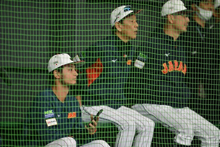 真剣な表情でブルペンを見るダルビッシュ　©Hideki Sugiyama