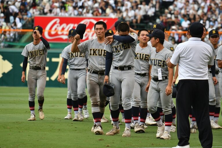 泣きじゃくる仙台育英ナイン　©Hideki Sugiyama