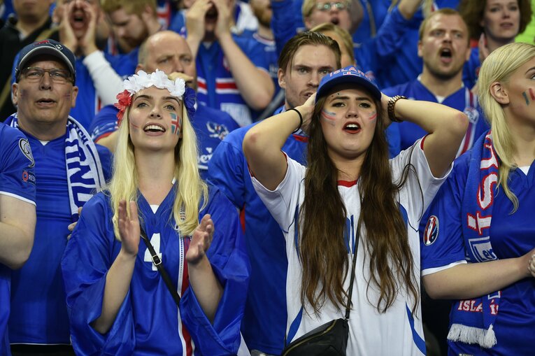 EUROにいた美しい女性サポーターの応援姿（50枚超）　©Sports Graphic Number