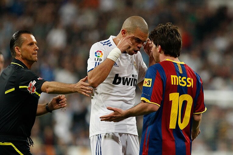 揉めるペペとメッシ©GettyImages