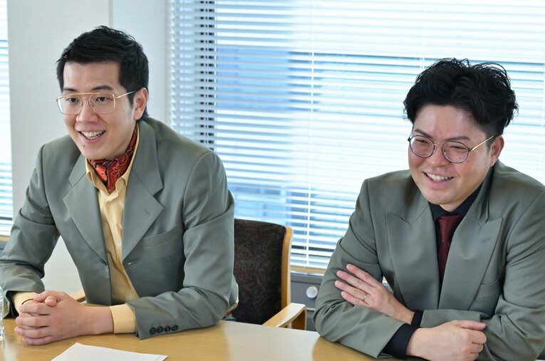 結成14年、3年連続でM-1決勝に出場したヤーレンズ。楢原真樹（ボケ担当、39歳、写真左）と出井隼之介（ツッコミ担当、38歳） ／ photograph by Hideki Sugiyama