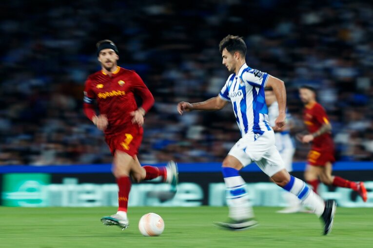 久保建英がELで味わった「先発落ち→敗退」での怒り・悲しみを撮った「タケ！と不調ソシエダサポが期待したが…」〈代表合流前にゴール〉(23)