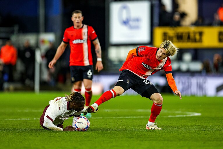 デビュー戦の橋岡大樹24歳。ドリブラー、ジェレミー・ドクとマッチアップし、ボールを奪う場面も【2枚目／全2枚】 ©AFLO