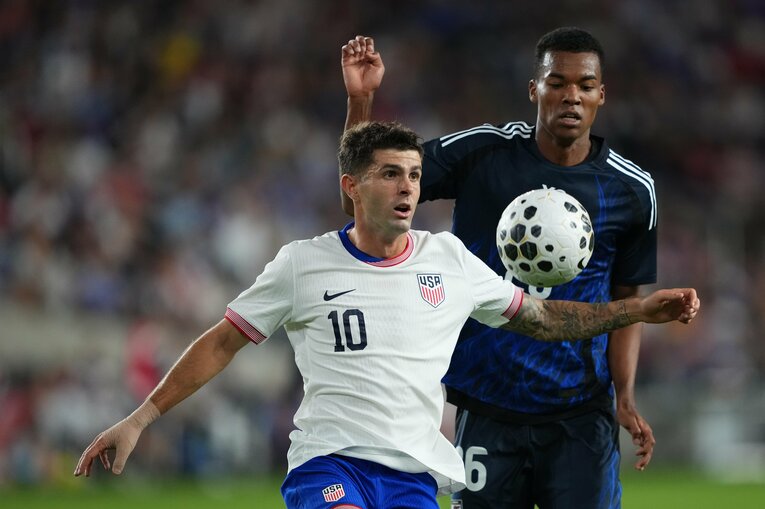 プリシッチと競り合う望月　©Getty Images