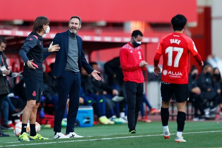 久保建英“オレが蹴る”FK弾→手荒い祝福に「い、痛いんですけど」 カメラマンが至近距離でとらえた一撃と、ファンから“感謝の大拍手”(19)