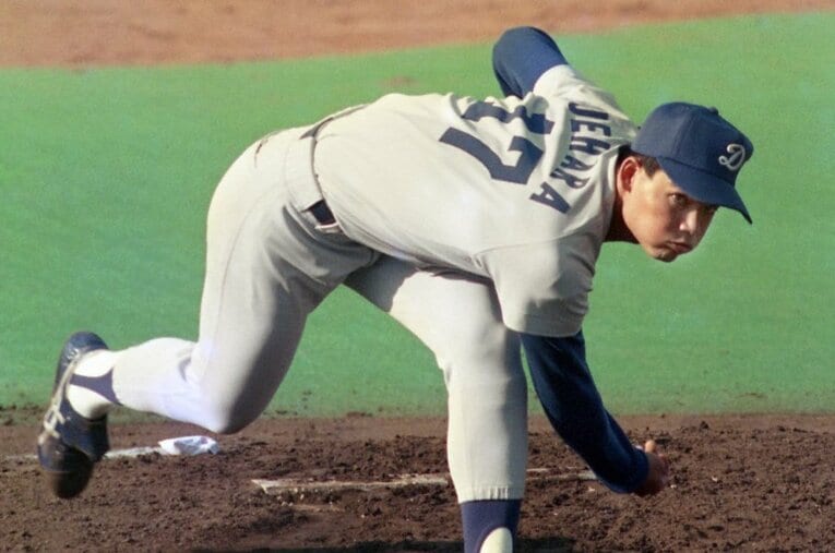 プロ1年目、当時19歳の上原晃。全身を大きく使った豪快なフォームで快速球を投げ込んだ ／ photograph by Sankei Shimbun