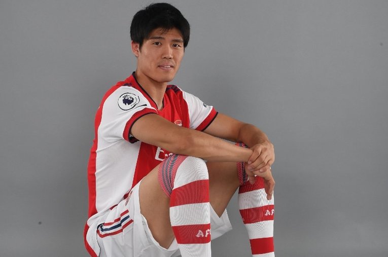 アーセナルのユニフォーム姿でフォトセッションに応じる冨安健洋（22歳）。水沼氏が注目するマッチアップとは？ ／ photograph by Getty Images