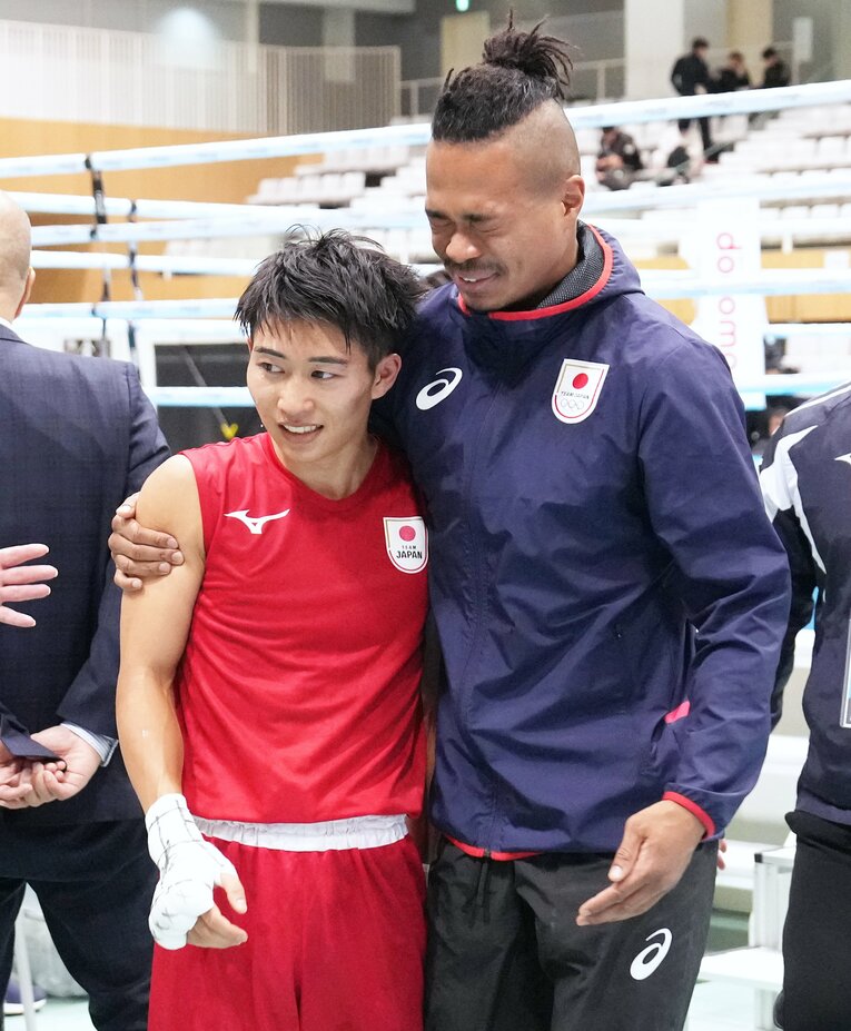 優勝を果たした荒竹一真を祝福する岡澤セオン　©Naoki Fukuda
