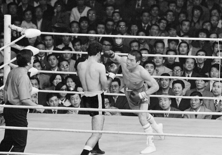 1974年4月11日、前評判を覆してロドルフォ・ゴンザレスからWBC世界ライト級王座を奪取【スワイプするとその他の写真もご覧になれます】©JIJI PRESS
