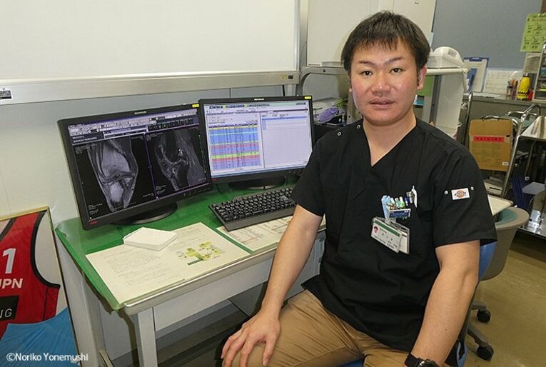 神戸大学医学部附属病院整形外科の荒木大輔助教 ／ photograph by Noriko Yonemushi