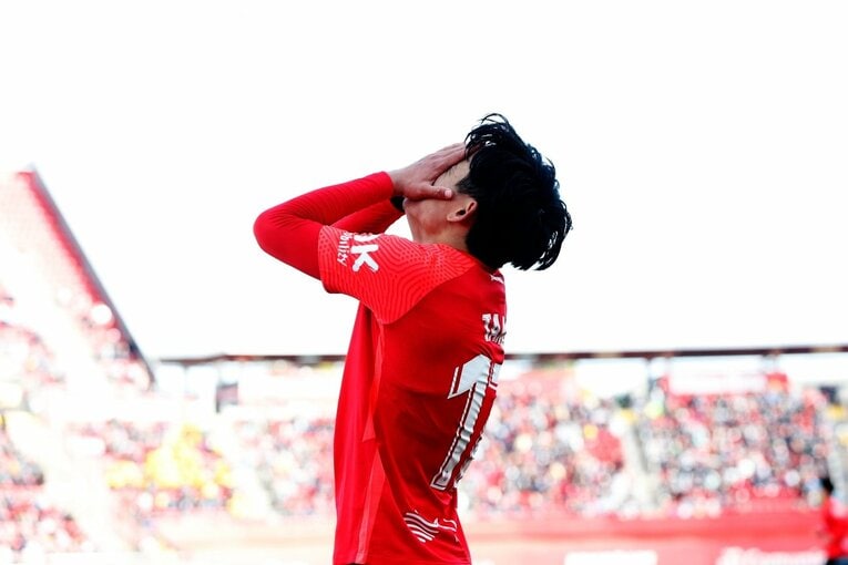 久保建英が“不可解判定”に怒った！ ラフプレーに抗議→イエローも…「バモス！クボ」とファンが信頼する理由〈撮影者の視点〉(53)