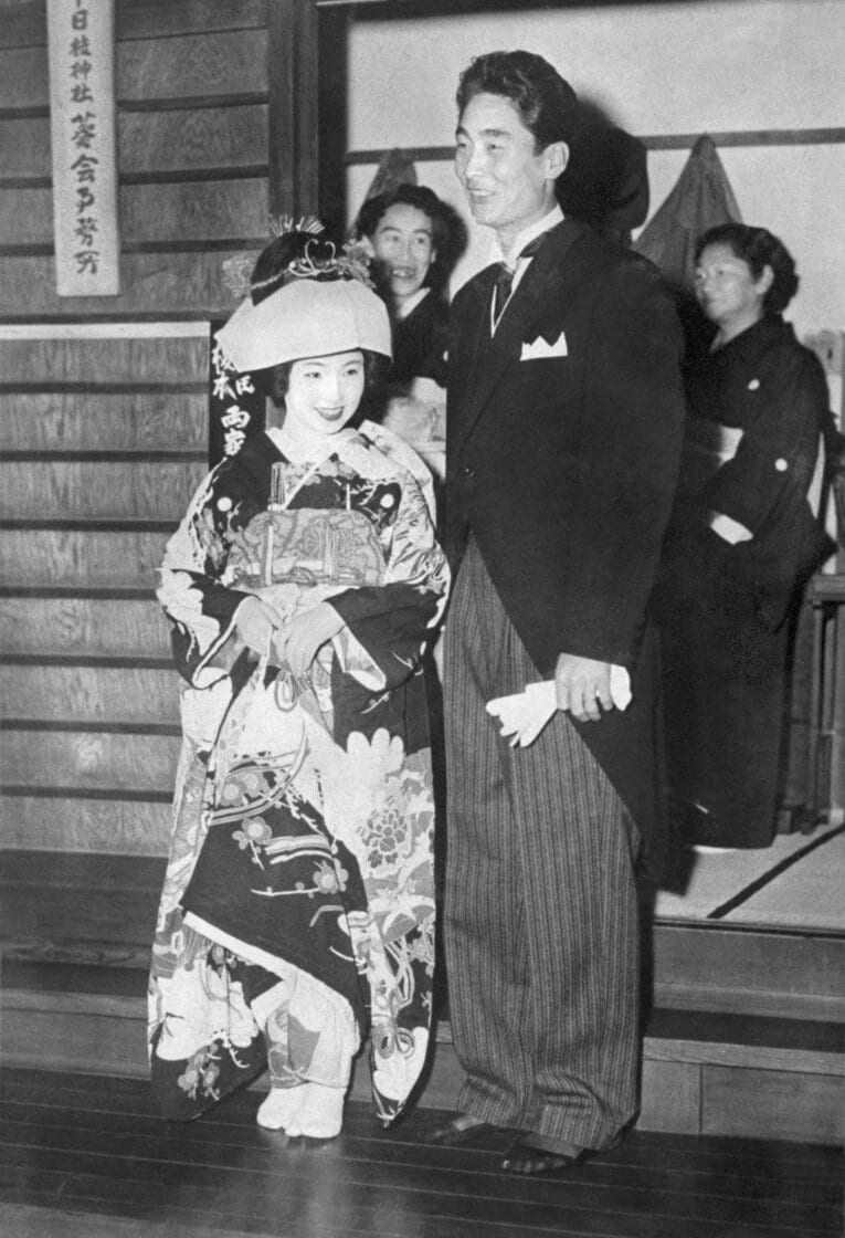 東京・赤坂の日枝神社で結婚式を挙げた金田正一投手と歌手の榎本美佐江さん　©KYODO