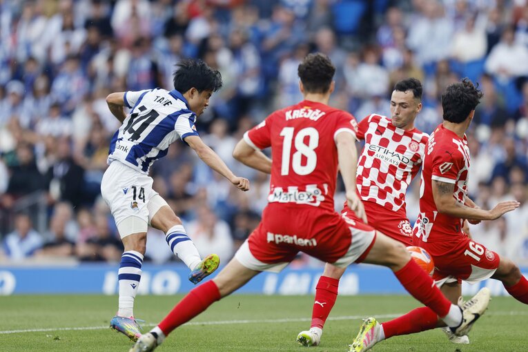 「久保建英が子供ファンにユニホームを」日本代表招集前のホーム最終戦で監督と別れ…5季連続欧州カップ戦は「ソシエダでの奇跡的な時」だった(8)