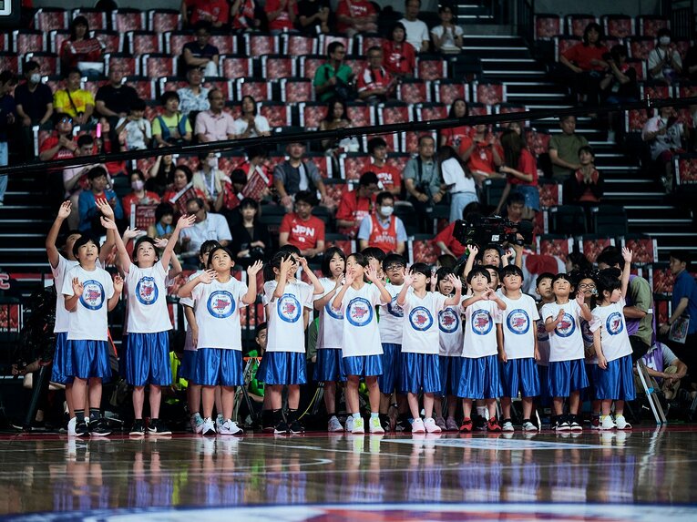 選手の入場を待つハイファイブキッズ