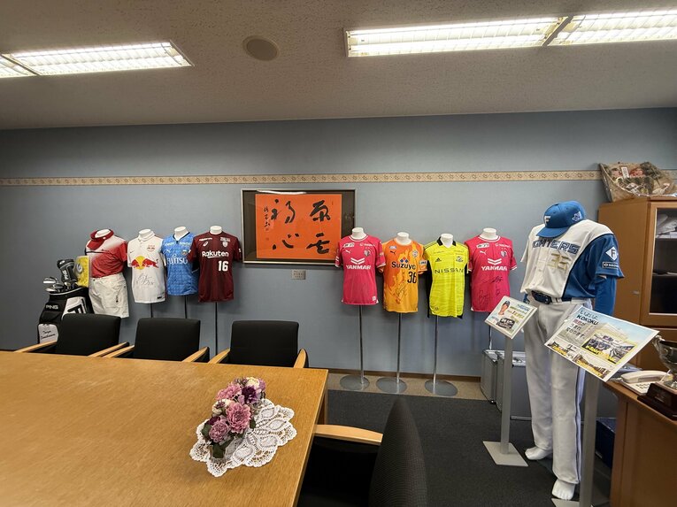 興國高校の応接室には卒業生のユニフォームなどが並ぶ ©Yuji Yanagawa