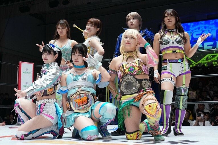 玖麗さやからコズエンのメンバーと、NEO GENESISの天咲光由とAZM　©Essei Hara