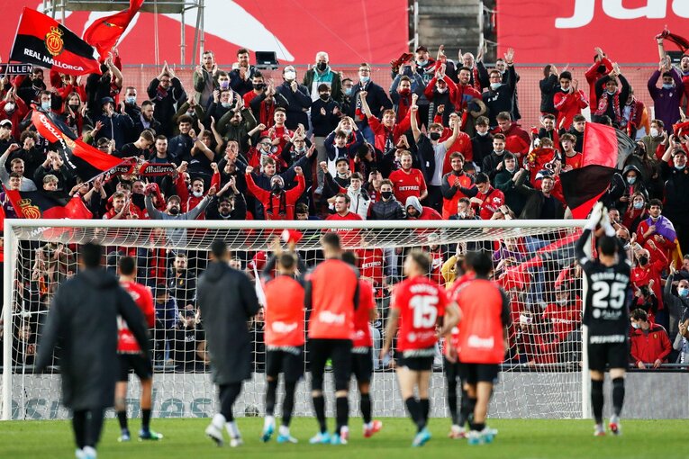 「クボはファウル覚悟で止めなければ」 残留争いで久保建英が大仕事…辛口のタクシー運転手もニコリ〈カメラマン現地取材〉(40)