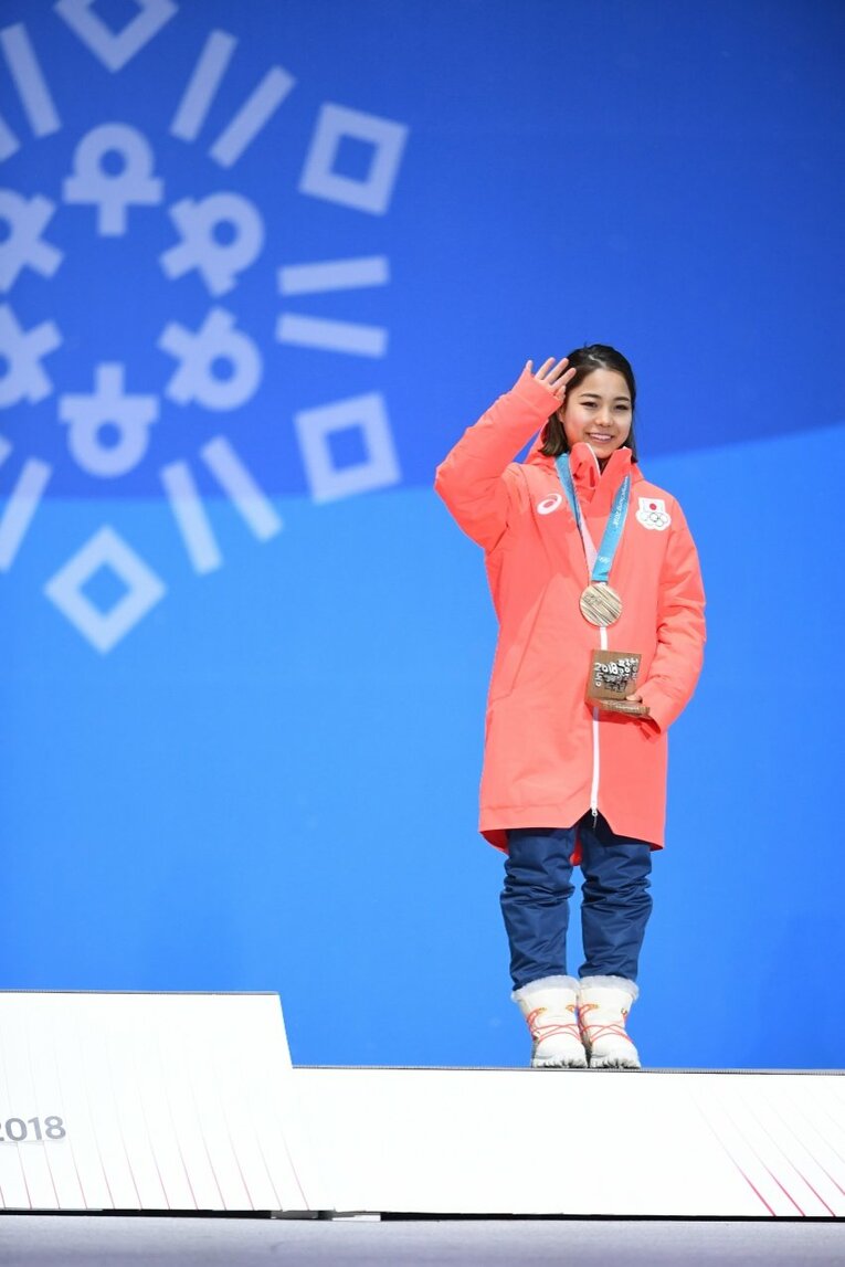 平昌五輪メダルセレモニーの高梨沙羅　©JMPA