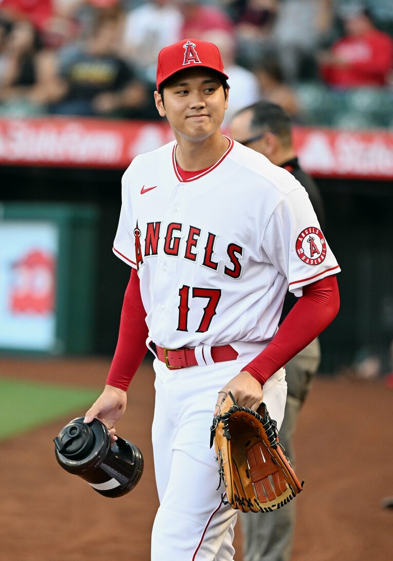 試合前、リラックスした表情を見せる大谷翔平　©︎AFLO