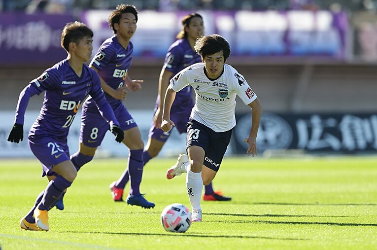 ベルギー2部のロンメルSKへ完全移籍することを発表した、横浜FCの斉藤光毅 ／ photograph by J.LEAGUE