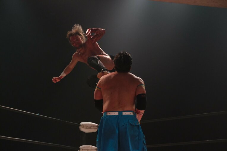 カリスマ葛西純「世の中は無駄な血を一滴も流すな」 頬を串刺し、人間ダーツ…それでもデスマッチが“ただの残虐ショー”ではない理由(48)