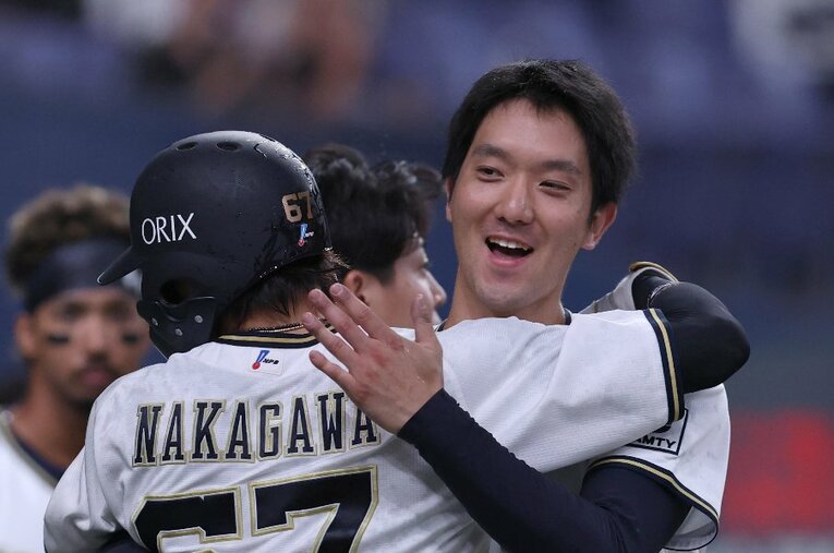 サヨナラホームランを放った中川に抱きついて祝福する田嶋　 ／ photograph by SANKEI SHIMBUN