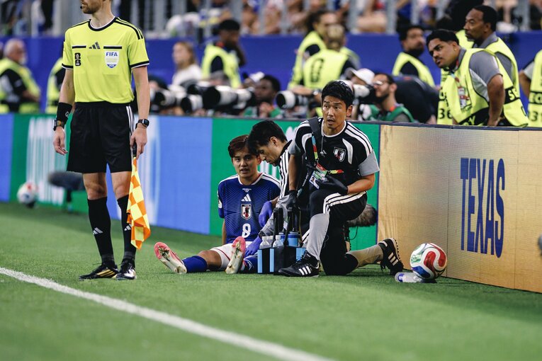 テレビに映らない日本代表vsオランダ撮影写真。久保が負傷した一部始終（写真は右に続きます）　©Kiichi Matsumoto/JMPA