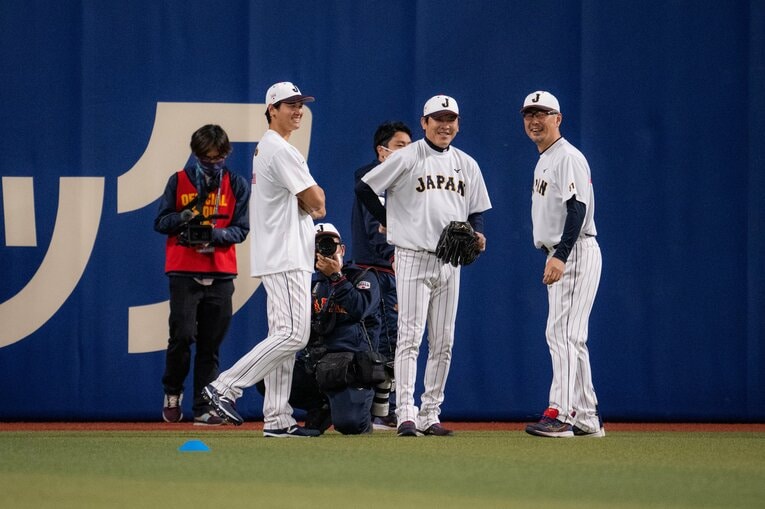 真ん中は厚沢和幸投手コーチ　©Nanae Suzuki
