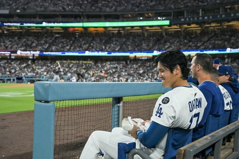【常勝ドジャースと大谷らの”ステキな日常”／全100枚超】ベンチでニコニコの大谷さん…写真はまだまだ続きます　©Nanae Suzuki