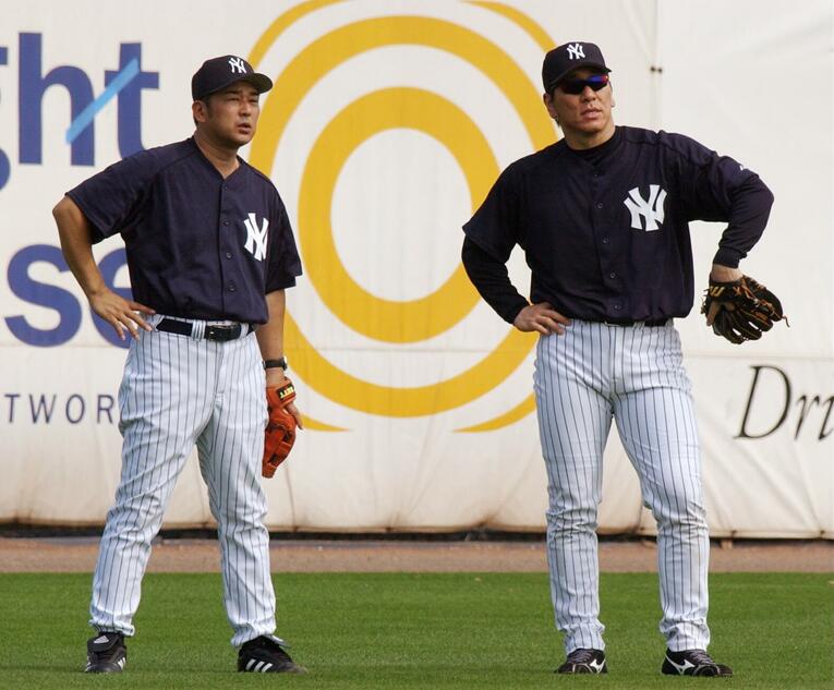 ヤンキースにコーチ留学をしていた岡崎郁。右は松井秀喜　©JIJI PRESS