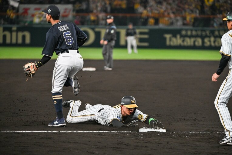 日本シリーズ第5戦で8回に阪神・森下翔太が放った逆転のタイムリー三塁打（3枚目／全5枚）©︎Nanae Suzuki