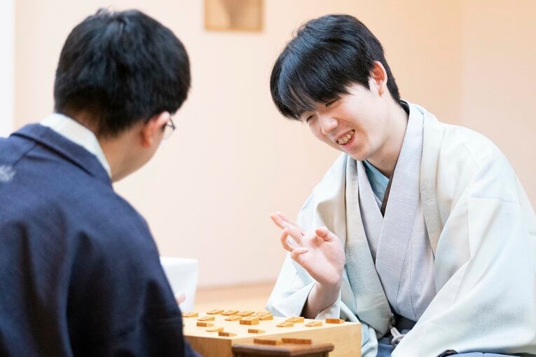 【藤井vs永瀬レア写真】負けても勝っても嬉しそう…2人の感想戦を見る（右に続きます）　©Keiji Ishikawa