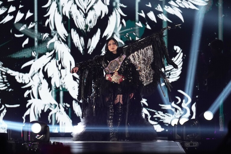 入場ゲートに立った上谷沙弥　©Essei Hara