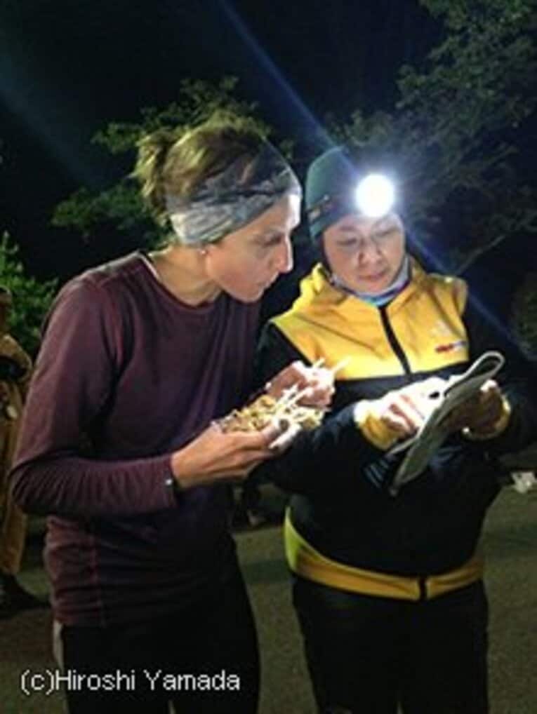 富士宮やきそばを食べながら、和木のコースガイドに耳を傾けるクリッシー。