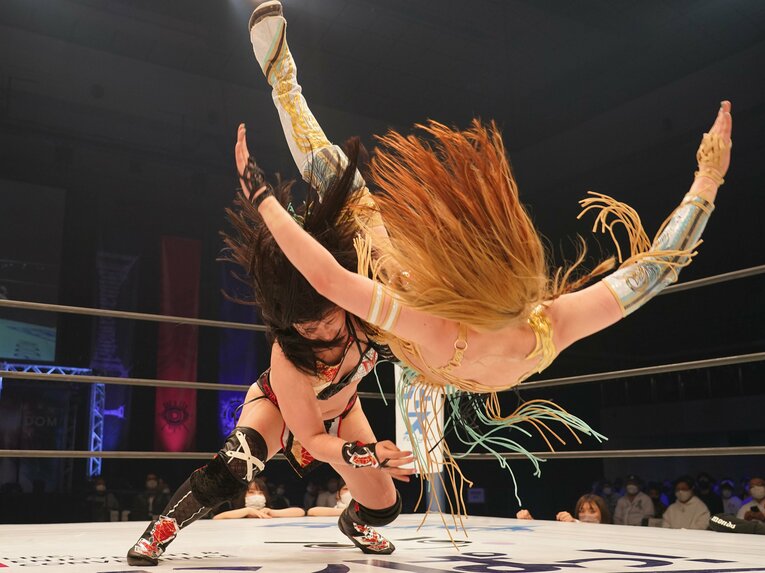 柔道をルーツに持つ舞華も得意の投げ技で猛反撃