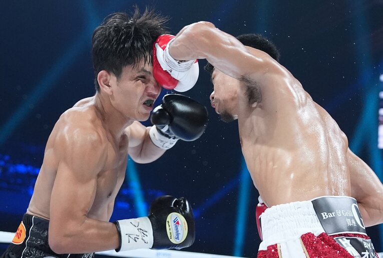 ペッチの顔を捉えた至近距離での左フック　©Naoki Fukuda