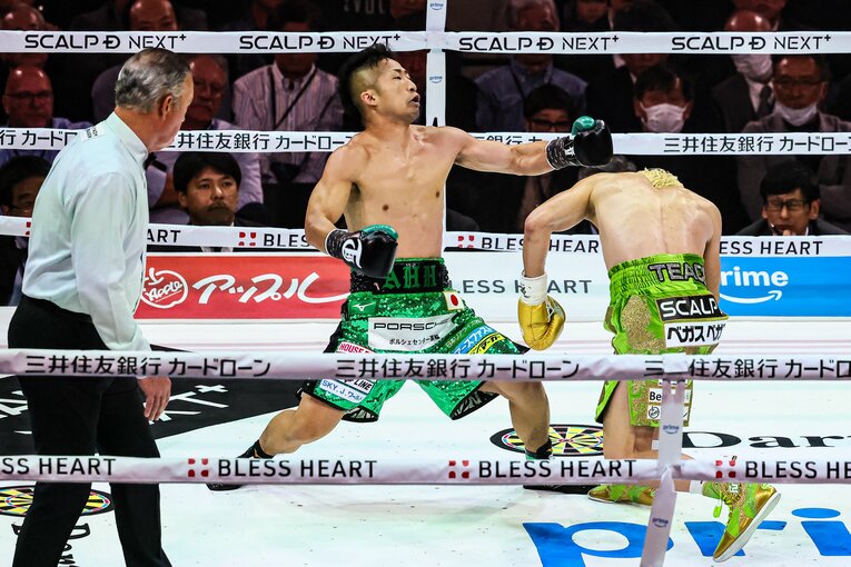 初回、那須川天心の左オーバーハンドがヒットした瞬間　©Susumu Nagao