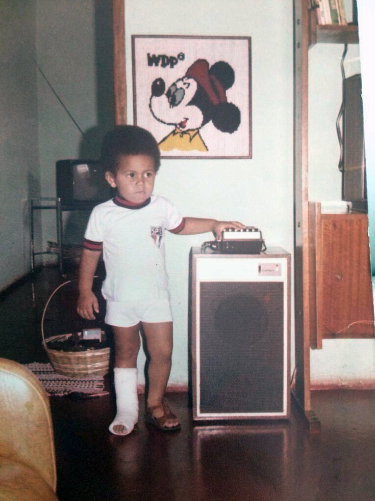 3歳の頃、ボールを蹴っていて怪我をした三都主　※家族提供