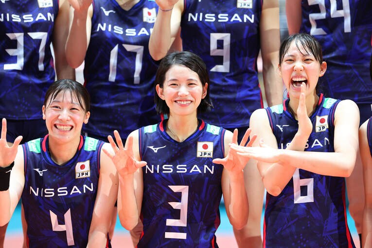 ベルギーを圧倒して5連勝を飾った後、笑顔で集合写真に収まる石川真佑、古賀紗理那、関菜々巳　©︎Yohei Osada/AFLO SPORT