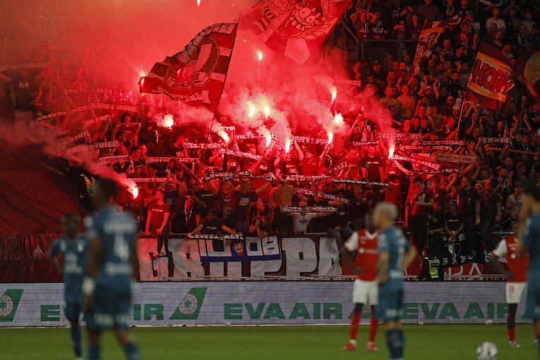 「地獄です」伊東純也も中村敬斗もボウ然の降格…激怒サポがシート投げ込み「中村には引き抜き報道」日本代表戦前に残酷なリアル(3)