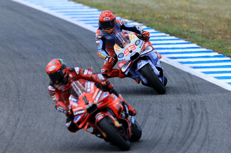 スペインGPではトップ争いを繰り広げたバニャイアとマルケス。このふたりが来季はチームメートとなる　©Satoshi Endo